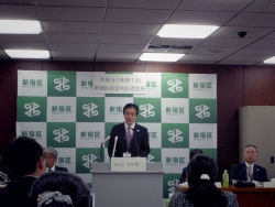 写真:記者の質問に答える吉住区長