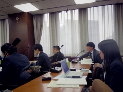 写真:会見に集まった記者の皆さん