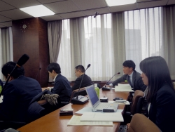 写真：会見に集まった記者の皆さん