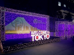 写真:西新宿の街に輝くイルミネーション
