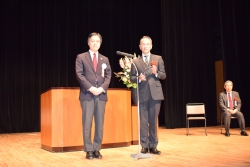 写真:コネクシオ株式会社へ表彰状授与