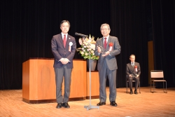 写真：株式会社日本レーザーへ表彰状授与