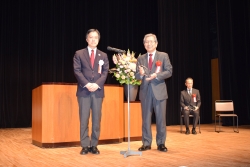 写真:株式会社日本レーザーへ表彰状授与