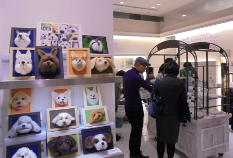売り場の様子(写真手間には羊毛で作られた犬のぬいぐるみ額)