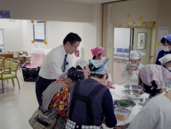 写真:調理に参加する吉住区長