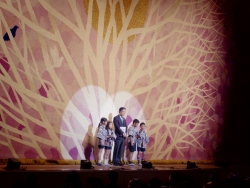 写真:吉住区長と子供達による開会宣言