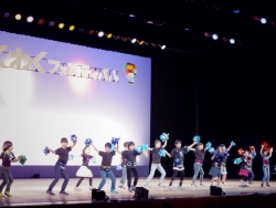 写真:薬王寺児童館の子供たちの演技