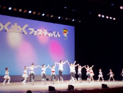 写真:中町児童館の子供達の一輪車演技