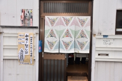 写真:店舗の軒先を彩る染物