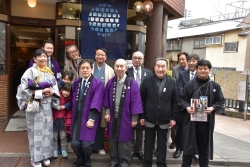 写真:町の皆さんと染物の前で記念撮影
