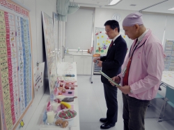 写真:館内の展示パネルを見学する吉住区長