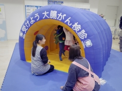 写真:大腸がんの知識を深めるコーナー