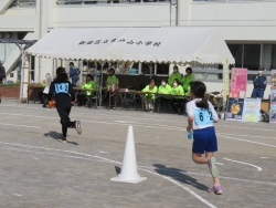 写真：走りこんでくる子供達