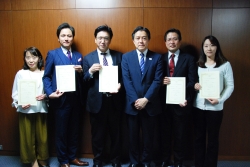 写真:吉住区長と今回認定された企業の皆さん
