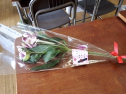 友好提携都市・長野県伊那市から区立小・中学校卒業生へ花のプレゼント小写真1