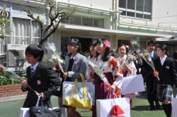 友好提携都市・長野県伊那市から区立小・中学校卒業生へ花のプレゼント小写真2