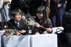 友好提携都市・長野県伊那市から区立小・中学校卒業生へ花のプレゼント小写真3