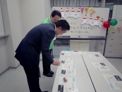 写真:落合保健センターでのクイズに挑戦する吉住区長