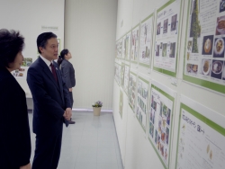 写真:展示パネルを視察する吉住区長