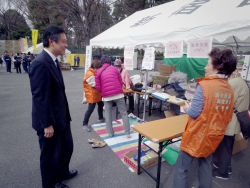 写真:公園内ブースを回る吉住区長