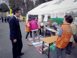 写真：公園内ブースを回る吉住区長