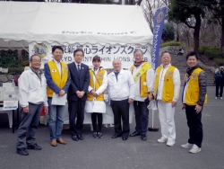 写真：東京新都心ライオンズクラブの皆さんと記念撮影