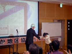 写真:本田会長から表彰状授与1