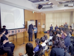 写真：本田会長から表彰状授与2