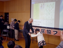 写真:本田会長から表彰状授与3