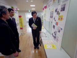 写真:展示パネルを見学する吉住区長