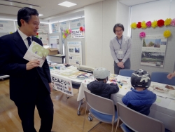 写真:花とみどりのコーナーを見学する吉住区長