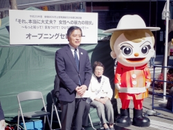 写真:あいさつする吉住区長