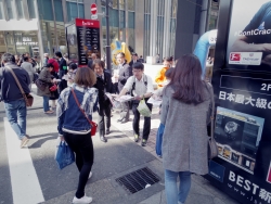 写真:モア4番街での啓発グッズ配布