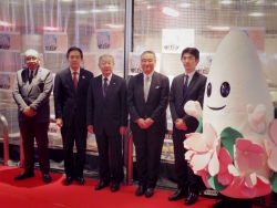 写真:来賓の皆さんによる記念撮影