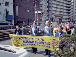 写真:鼓笛隊と一緒に交通安全パレード