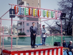 写真:あいさつする吉住区長