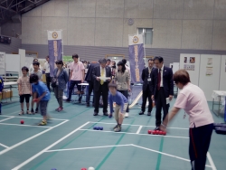 写真:東京2020パラリンピック競技大会の実施種目である「ボッチャ」を体験