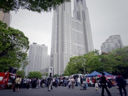 写真：都庁を背景に多くの来場者