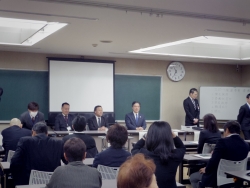 写真:委嘱式準備中の様子