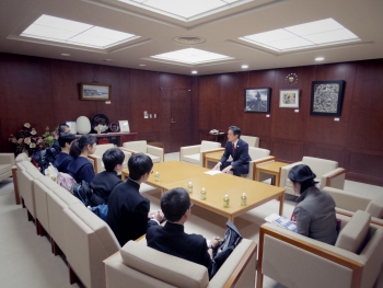 写真:中学生7人と面会