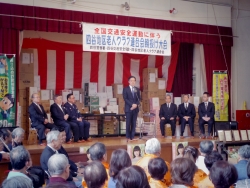 写真:挨拶する吉住区長