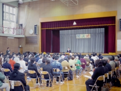 写真:受講生を前に挨拶