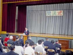 写真:挨拶する吉住区長