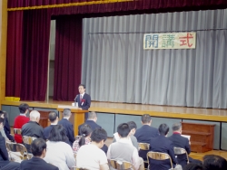 写真：挨拶する吉住区長