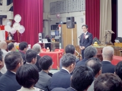 写真:挨拶する吉住区長