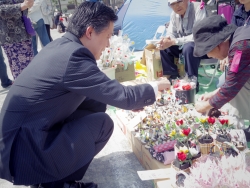 写真:きれいな花と吉住区長