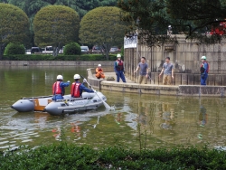 写真:救命ボートによる救助訓練