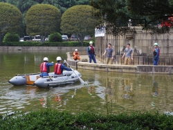 写真：救命ボートによる救助訓練