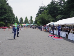 写真:訓練開始の報告