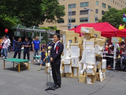 写真:挨拶する吉住区長